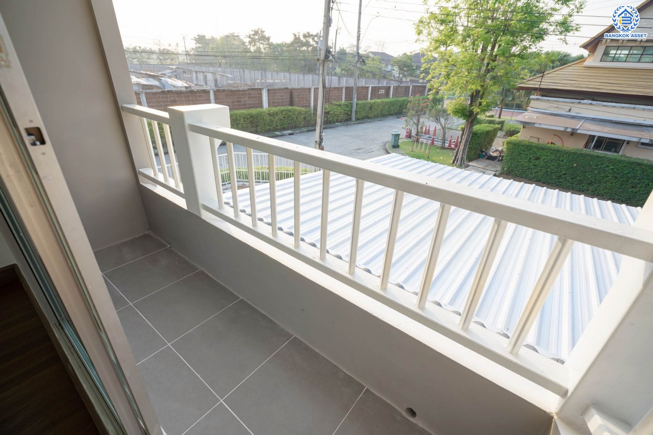 บ้านมือสองตกแต่งใหม่ โครงการ ชัยพฤกษ์ เพชรเกษม81 หลังมุม แบรนด์ Land&Houses พร้อมรองรับทุกความสุข บนเนื้อที่ 63.3 ตร.ว. ฟังก์ชัน 3 ห้องนอน 3 ห้องน้ำ 1 ห้องอเนกประสงค์ 2 ที่จอดรถ ทำเลเดินทางสะดวก เชื่อมต่อถนนเพชรเกษม ถนนมาเจริญ และใกล้ทางด่วน "เพชรเกษม"